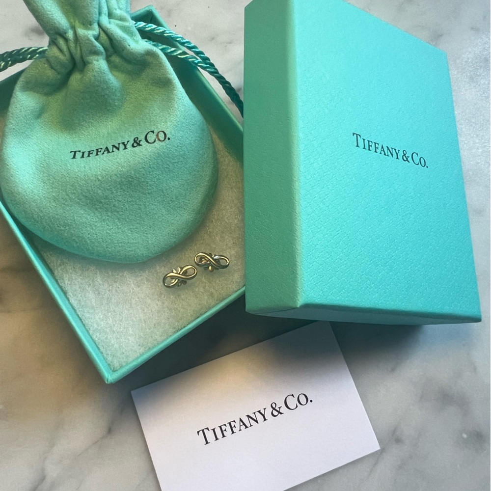 Never worn! Tiffany Infinity Earrings
Sterling silver
Product number:60013279